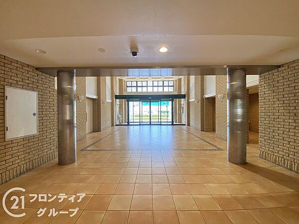 シンプルなロビーですが、住む人にとって居心地の良い空間を提供します