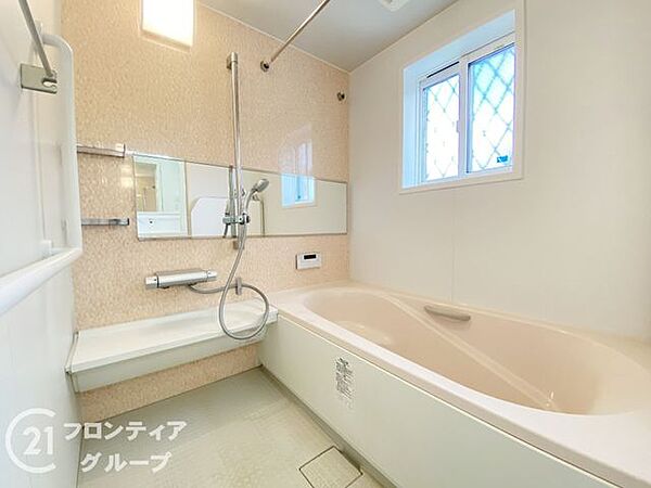 木目調のアクセントパネルが温かみを演出する、リラックス効果の高いバスルームです。ゆったりとした浴槽で一日の疲れを癒やす、贅沢なバスタイムを過ごせます。窓があるため換気もしやすく衛生的ですね