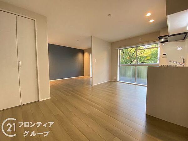 リビングは、シンプルでありながらもスタイリッシュなデザインです。快適な暮らしをサポートします。