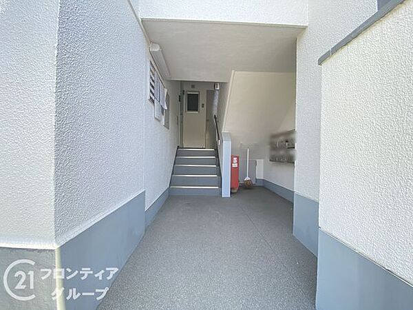 帰宅した瞬間に心から安らげる、上質で落ち着いた雰囲気の空間です。清潔感に溢れた設計が住まう人を優しく迎え入れ、細部にまでこだわり抜いた美意識が日常の質を高めてくれます