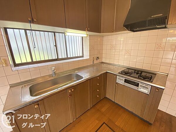 木目調の優しい風合いが印象的なキッチンは、丁寧に使用されており清潔感に溢れています。窓からの光で手元も明るく、毎日の料理の時間がもっと楽しくなりそうですね