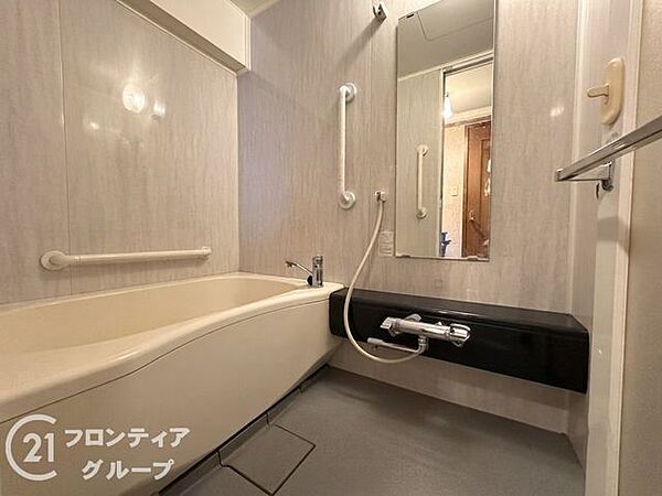 浴室は広々としており、リラックスできる空間を提供します。快適なバスタイムを楽しめる設備が整っています。