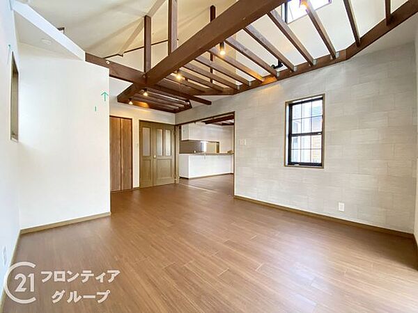 高い天井と剥き出しの梁が開放感を創出するダイナミックなリビング空間です。木の質感を活かしたデザインは飽きが来ず、どんなインテリアも美しく引き立てる上質な住まいを演出します