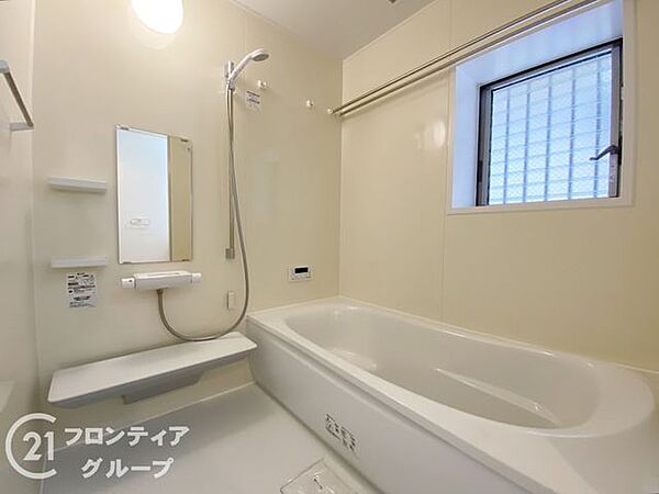 清潔感あふれるバスルームで、毎日の疲れを癒せます。明るく開放的な空間で、リフレッシュできるひとときをお楽しみください。