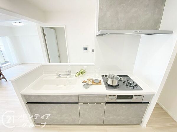 洗練されたデザインと機能性が融合したキッチンは、まさに住まいの主役にふさわしい仕上がりです。上質な素材感がステータスを感じさせ、ゲストを招いてのホームパーティもより一層華やかに彩ってくれます