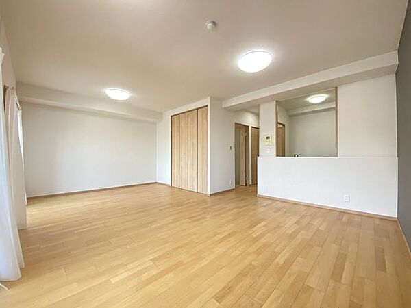 窓から差し込む柔らかな光が室内を明るく包み込むリビングです　ナチュラルな色合いのフローリングが温かみを添え、家族全員が自然と集まりたくなるような開放的な空間が広がっており、穏やかな時間を過ごせます