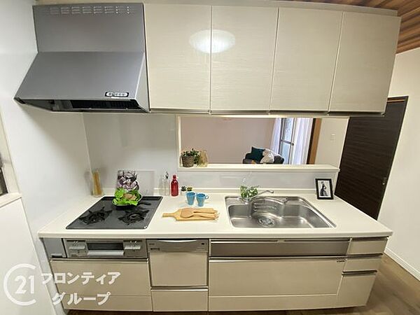 リビングを見渡せる対面式キッチンは、お子様の様子を見守りながら家事ができて安心ですね！収納スペースもたっぷりと用意されているので、調理器具や調味料もすっきりと整理整頓ができそうですね！