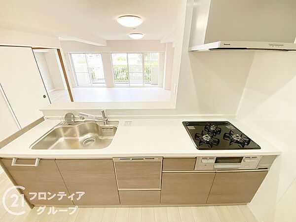 機能的な設備に整えられたシステムキッチンは、まるでおしゃれなカフェのようです。広々としたワークトップでお料理も捗りますし、リビングを見渡せる開放的な設計が家事の時間を楽しくしてくれます