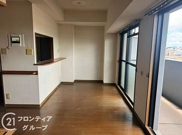 12帖LDKの広々空間。キッチンからお子様の様子も見ることができるのでお料理しながらお子さんの見守りも！贅沢空間、一度内覧ください！