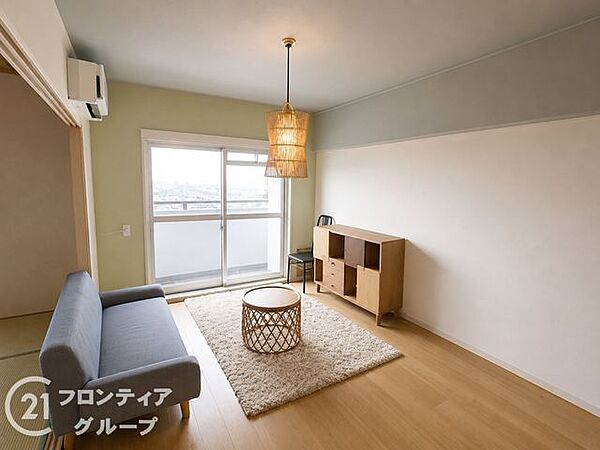 リビングは、家族や友人との時間を楽しむのに最適な広さです。快適な居住空間を提供します。