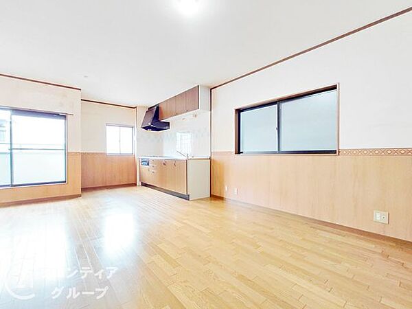 家族が自然と集まりたくなるような、明るく広々としたリビングですね！陽当たりも良好で、冬でも暖かな日差しの中で家族団らんの時間を過ごせそうです。インテリア選びも楽しくなる開放的な空間ですね！