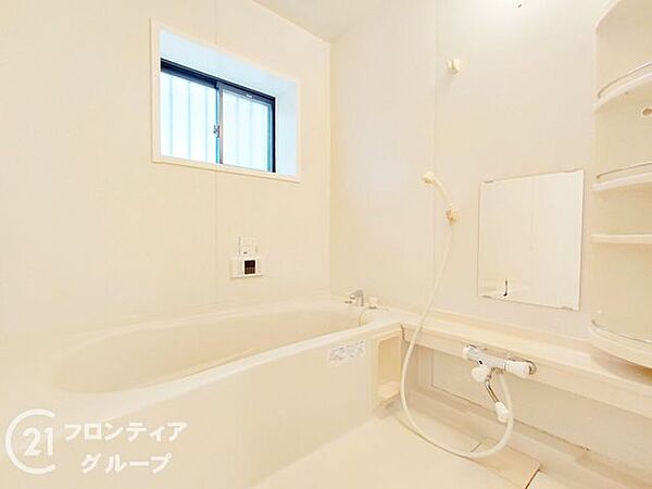 白を基調とした清潔感あふれる浴室には、心地よい光が差し込む窓を設置しています。ゆったりとした浴槽で一日の疲れを癒やし、リラックスしたひとときをお過ごしいただける空間に仕上がっています
