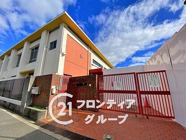 大阪市立大領中学校 徒歩5分。 360m