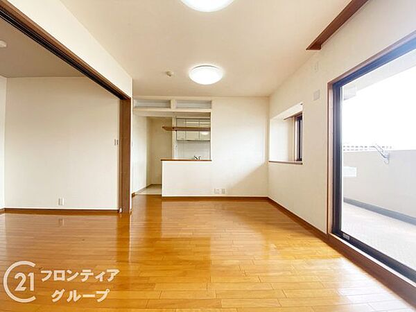 大きな窓から明るい光が差し込むリビングは、家族が自然と集まる温かい空間です。開放感あふれる間取りが、都会の喧騒を忘れさせてくれるような穏やかで心地よい日常を演出します