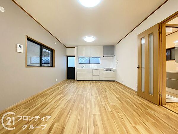 ナチュラルな木目のフローリングが温かみを添え、家族全員が自然と集まりたくなるような心地よい空間が広がります