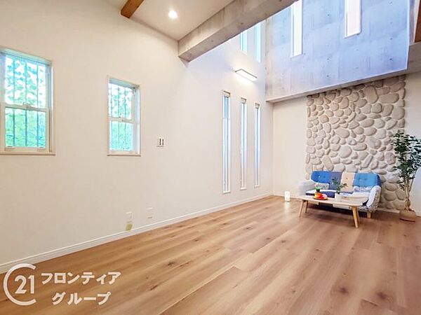 リビングは、シンプルでありながらもスタイリッシュなデザインです。快適な暮らしをサポートします。