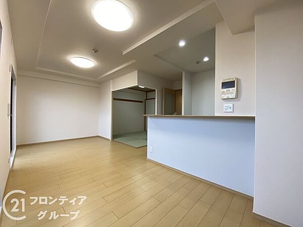 広々としたリビングは、家族全員が集まりやすい空間設計。自然光がたっぷり入り、明るく開放感あふれる雰囲気が魅力です。ゆったりとした空間で、快適に過ごせる居心地の良い場所となっています。