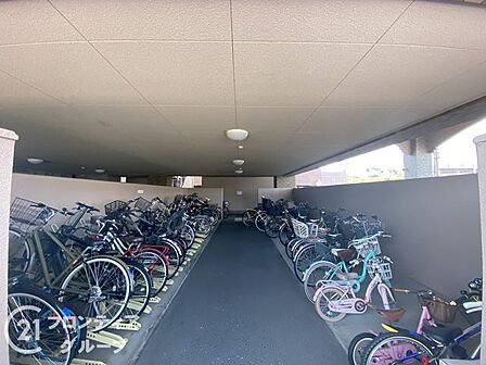マンション内に完備された駐輪場は、住民の便利さを考慮した設計。自転車を安全に保管できるスペースが確保され、日々の移動をサポートします。清潔で整然とした環境が整い、安心して快適に利用できます。