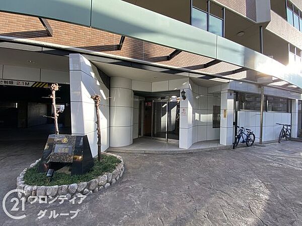 温かみのあるエントランスは、住む人を優しく迎え、訪れる人にも心地よい印象を与える魅力的な空間です！