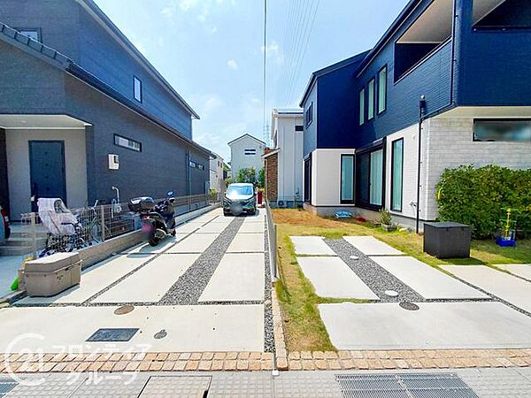 お車の出し入れがしやすいカースペースですね！コンクリート敷きでお手入れも簡単なので、雨の日でも足元を汚さず乗り降りできます。自転車やバイクを置くスペースとしても活用できる、ゆとりある広さが魅力です