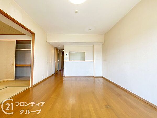 リビングは、家族や友人との時間を楽しむのに最適な広さです。快適な居住空間を提供します。