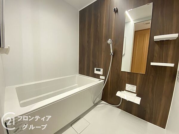 家族全員が快適に使える、広々としたバスルームです。ゆったりとした空間で、リラックスした時間をお過ごしください。
