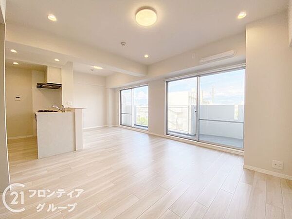 大きな窓から差し込む陽光が心地よいリビングは、開放感に満ちた上質な空間です。駅直結の利便性を享受しながらも、室内では都会の喧騒を忘れて穏やかな家族の時間を育むことができます