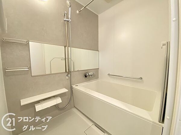 ホテルのような気品漂うバスルームは、一日の疲れを優しく解き放つ癒やしの空間です。落ち着いたトーンのパネルが高級感を演出し、プライベートな時間を贅沢に過ごすことができるしつらえです