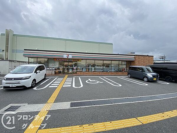 セブンイレブン堺鳳西町1丁店 徒歩3分。 240m