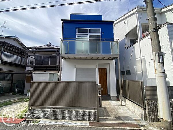 鮮やかなブルーのアクセントがとってもおしゃれな外観ですね！バルコニーの透明感や整えられたフェンスなど、細部までこだわりが感じられます。お友達を呼びたくなるような自慢のマイホームになりそうですね！