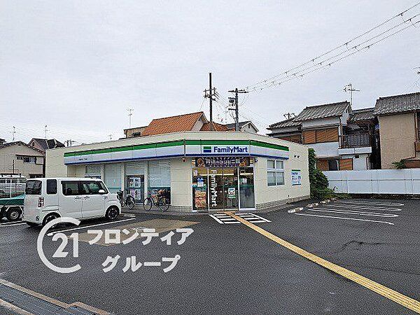 ファミリーマート八尾中田一丁目店 徒歩7分。 560m
