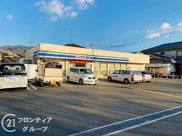 ローソン八尾山本高安町二丁目店 徒歩8分。 640m