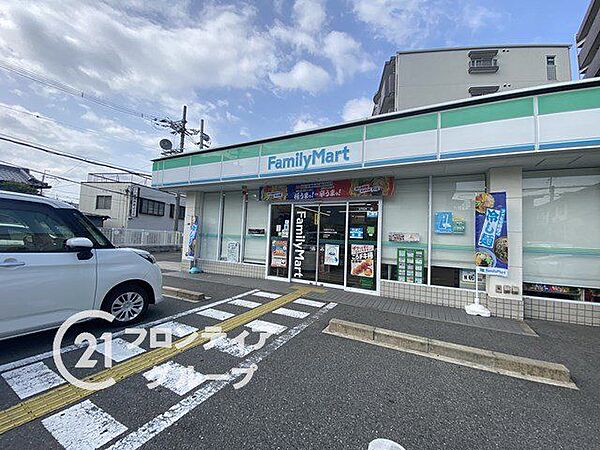 ファミリーマート八尾安中町店 徒歩8分。 620m