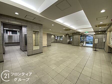 広々とした空間に柔らかな照明が灯る、落ち着きあるロビー空間です。充実したコンシェルジュサービスが整っており、居住者同士の交流や大切なお客様との待ち合わせにも心地よくご利用いただける贅沢な環境です