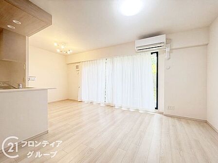 大きな窓から柔らかな光が差し込むリビングは、家族の笑顔が集まる温かな場所です。洗練された内装が住まう方の品格を映し出し、上質なインテリアも美しく映えるゆとりの広さを誇ります