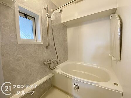 一日の疲れを優しく解き放つバスルームは、清潔感あふれる明るい空間に仕上げられています。ゆったりとした浴槽に身を委ねながら、心身ともにリフレッシュできる贅沢なリラクゼーションタイムを堪能できます