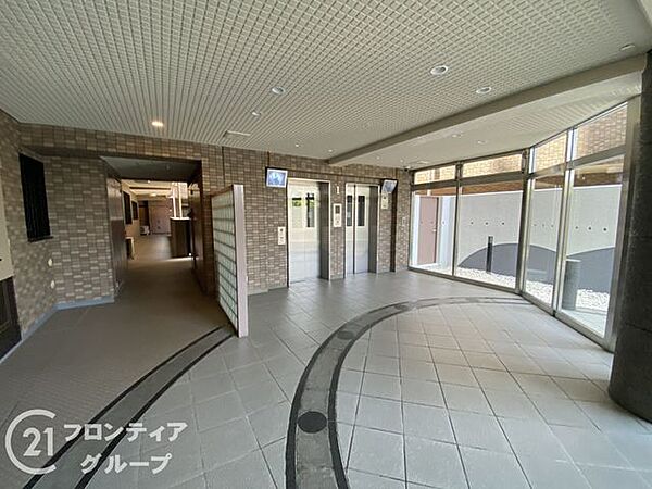 明るい照明と洗練されたデザインが、上質な雰囲気を演出します。