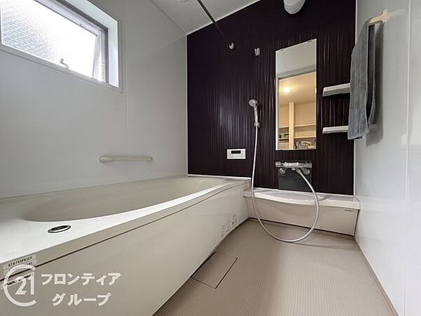 落ち着いた色調のアクセントパネルが高級感を演出するバスルームです。一日の疲れを癒やすリラックス空間として、清潔感あふれる広々とした浴槽でゆったりとしたバスタイムを過ごせます