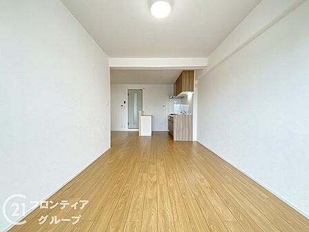 明るいリビングが演出する、開放感いっぱいの爽やかな住空間!大切なゲストを招きたくなるような気品あふれる雰囲気が、日々の生活を華やかに彩るプレミアムな一室です!