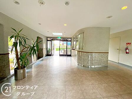 広々としたロビーは、ゆったりと寛げる上質な空間を提供します。陽光が差し込む明るいロビーは、日々の疲れを癒してくれる場所ですね!