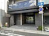エントランス：フラットで歩きやすい石畳のアプローチが上品に続くエントランス空間が広がります。外の喧騒を忘れさせてくれるような静穏な佇まいが訪れる人を心地よく迎えてくれる