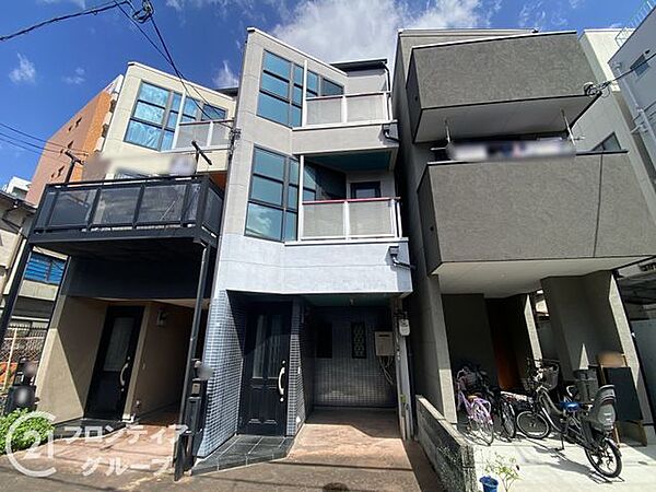 自然素材を活かした外観は、温かみのある雰囲気を演出します。自然との調和を感じる住まいです。