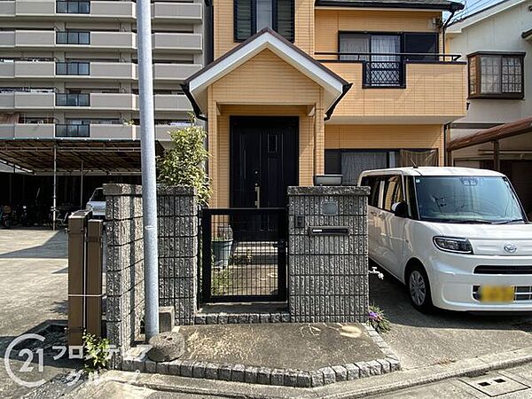 明るい光が差し込むアプローチと落ち着いた雰囲気が見事に調和しています！住み手のこだわりと丁寧な暮らしぶりが感じられる心安らぐ空間