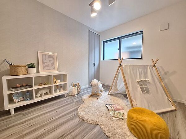 【施工例／子ども部屋】クローゼットを備え、収納力に配慮した洋室です。窓からの採光を確保しながら、成長に合わせて用途を変えやすいシンプルな間取りとしました。