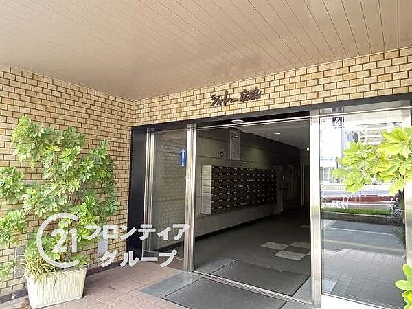 落ち着いた雰囲気のエントランスは、訪れる人に心安らぐ空間を提供し、温かく迎えてくれます！