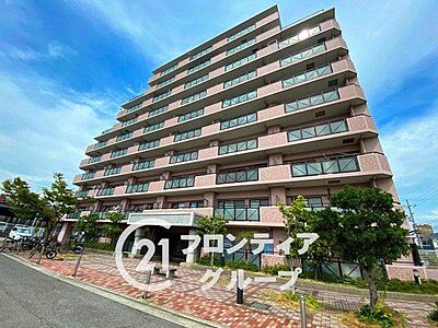 外観:落ち着いた色合いのタイルとブラウンの美しいフォルムが街並みに映えますね!青空の下で堂々とした存在感を放つたたずまいが、毎日の帰宅を誇らしく彩ってくれます 外観:落ち着いた色合いのタイルとブラウンの美しいフォルムが街並みに映えますね!青空の下で堂々とした存在感を放つたたずまいが、毎日の帰宅を誇らしく彩ってくれます