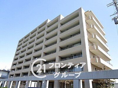外観:洗練されたフォルムと明るい外壁が青空に映える端正な佇まいですね!整然と並ぶバルコニーのラインが美しく、毎日の帰宅を誇らしく迎えてくれる上質な住まいです 外観:洗練されたフォルムと明るい外壁が青空に映える端正な佇まいですね!整然と並ぶバルコニーのラインが美しく、毎日の帰宅を誇らしく迎えてくれる上質な住まいです