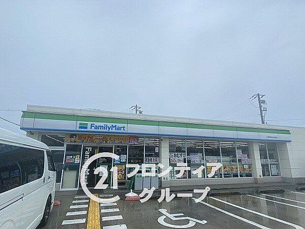 ファミリーマート小浦岸和田木材町店 徒歩14分。 1070m