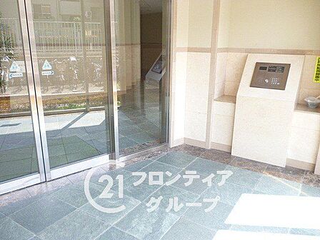 大きなガラス窓から柔らかな光がたっぷりと差し込む明るく開放的なロビーですね!シンプルで無駄のない洗練された空間デザインが訪れる人に心地よい安らぎと安心感を与えます