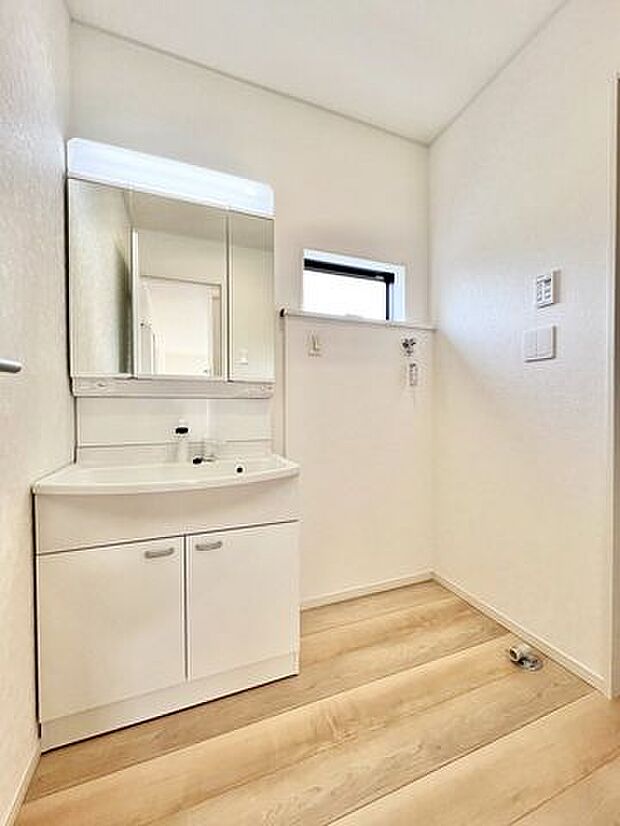 鏡の中が収納スペースになっているので、散らかりがちな洗面用具もスッキリと収納できます。
